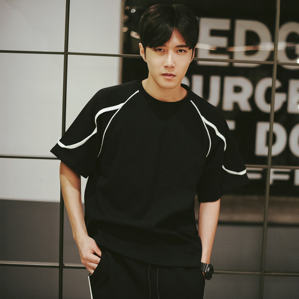 Пролетно-лятна спортно-елегантна мъжка тениска с широк къс ръкав