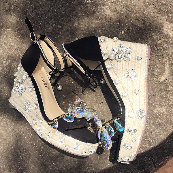 Дамски стилни сандали на висока платформа с камъни
