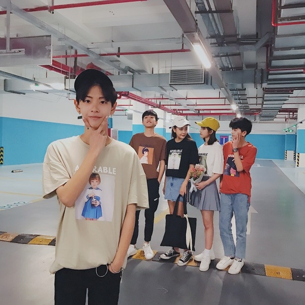 Много свежа и стилна унисекс тениска в няколко цвята и интересна щампа