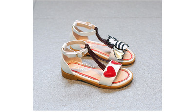 Много сладки детски сандали за момичета в розов, бял и жълт цвят с декорация на пчеличка и сърце