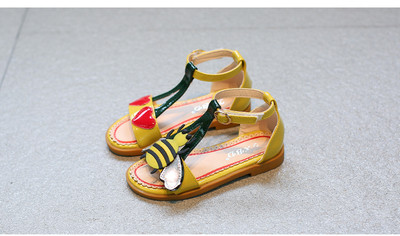 Много сладки детски сандали за момичета в розов, бял и жълт цвят с декорация на пчеличка и сърце
