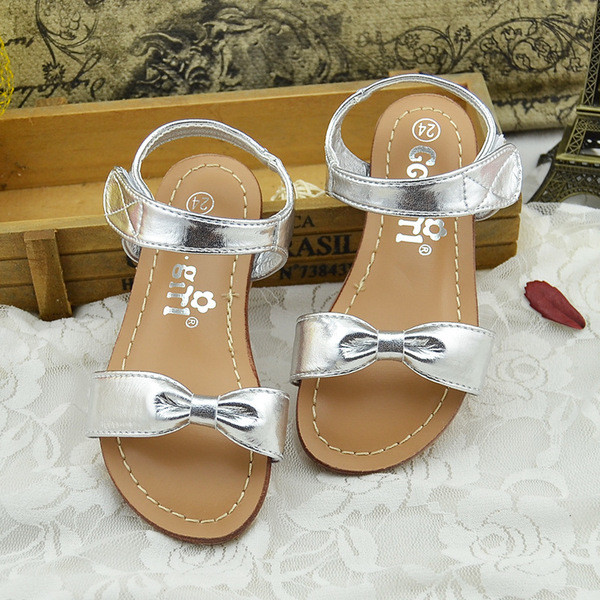 Κομψή Παιδικά σανδάλια για τα κορίτσια σε ασημί και χρυσό χρώμα με κορδέλα