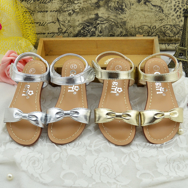 Κομψή Παιδικά σανδάλια για τα κορίτσια σε ασημί και χρυσό χρώμα με κορδέλα