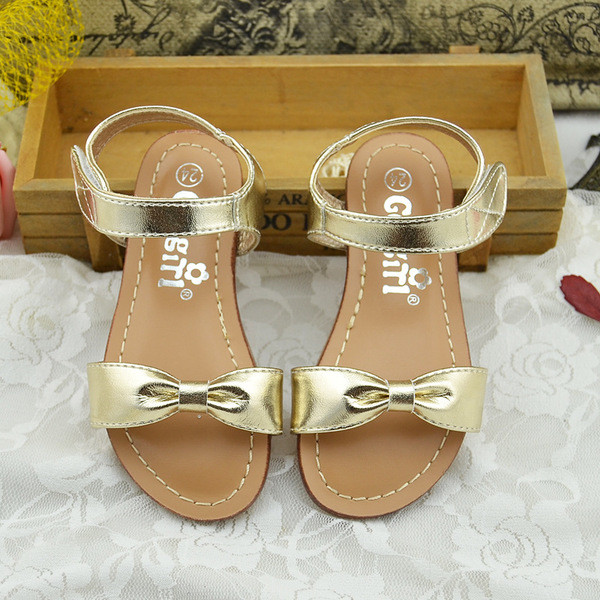 Κομψή Παιδικά σανδάλια για τα κορίτσια σε ασημί και χρυσό χρώμα με κορδέλα