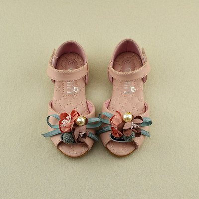 Стилни и удобни детски сандали за момичета с красива декорация