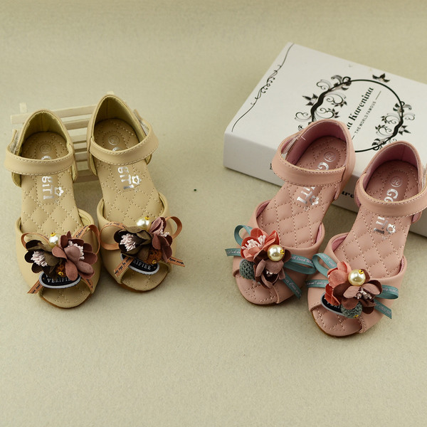 Стилни и удобни детски сандали за момичета с красива декорация