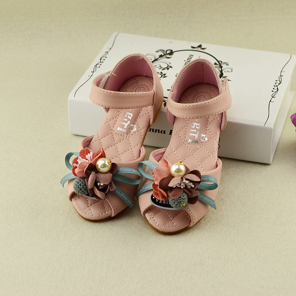 Стилни и удобни детски сандали за момичета с красива декорация