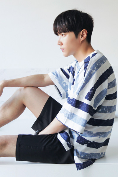 Стилна раирана мъжка тениска с широки ръкави