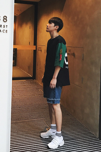 Свободна мъжка тениска с широк 3/4 разноцветни ръкави