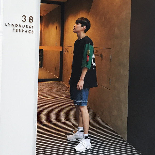 Свободна мъжка тениска с широк 3/4 разноцветни ръкави