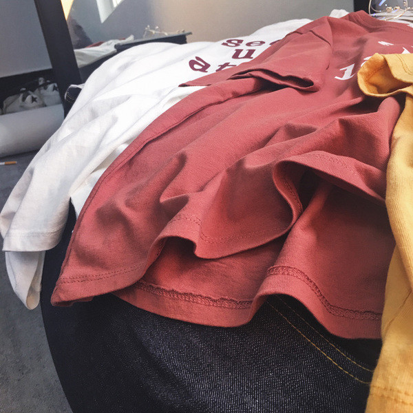 Семпла мъжка тениска в бял, червен и жълт вариант