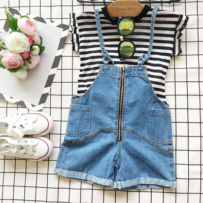 Ένα μεγάλο, πολύ άνετο παιδικό σετ που διαθέτει ένα ριγωτό T-shirt με κοντό μανίκι  και ένα ολόσωμο παντελόνι