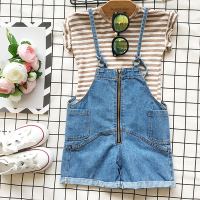 Ένα μεγάλο, πολύ άνετο παιδικό σετ που διαθέτει ένα ριγωτό T-shirt με κοντό μανίκι  και ένα ολόσωμο παντελόνι