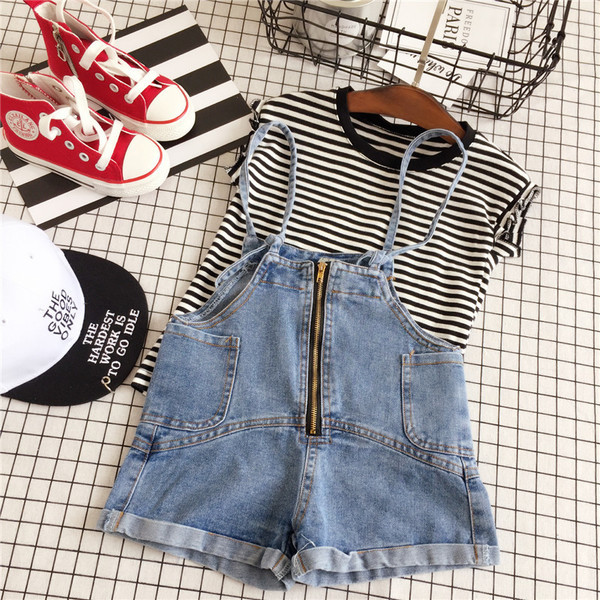 Ένα μεγάλο, πολύ άνετο παιδικό σετ που διαθέτει ένα ριγωτό T-shirt με κοντό μανίκι  και ένα ολόσωμο παντελόνι