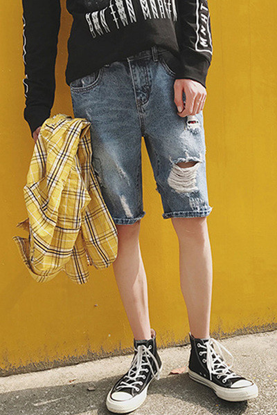 Κομψή τζιν ρετρό τράβηξε πάνω στα γόνατα