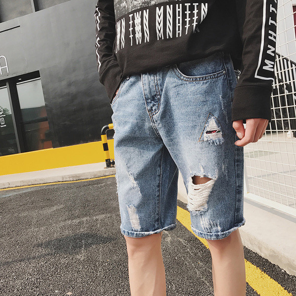 Κομψή τζιν ρετρό τράβηξε πάνω στα γόνατα