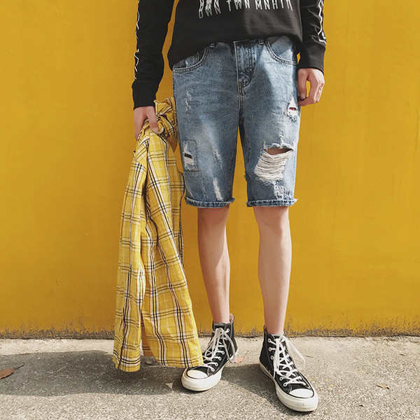 Κομψή τζιν ρετρό τράβηξε πάνω στα γόνατα