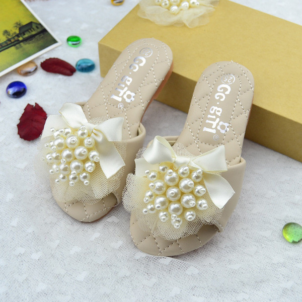 Τα παιδιά παντόφλες για τα κορίτσια με χάντρες και κορδέλα