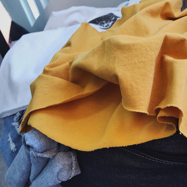 Κομψή ανδρών αμάνικο T-shirt σε κίτρινο και λευκό