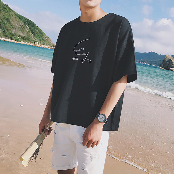 Ευρεία μοντέλο απλό ανδρών T-shirt