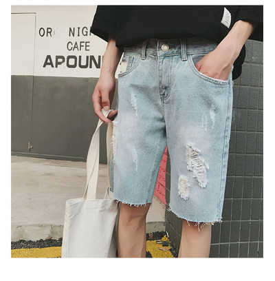 Ψιλοκομμένο μήκος αρσενικό τζιν στο κάτω από το γόνατο