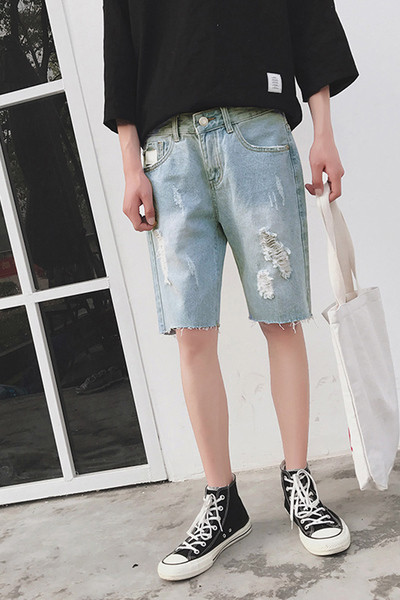 Ψιλοκομμένο μήκος αρσενικό τζιν στο κάτω από το γόνατο