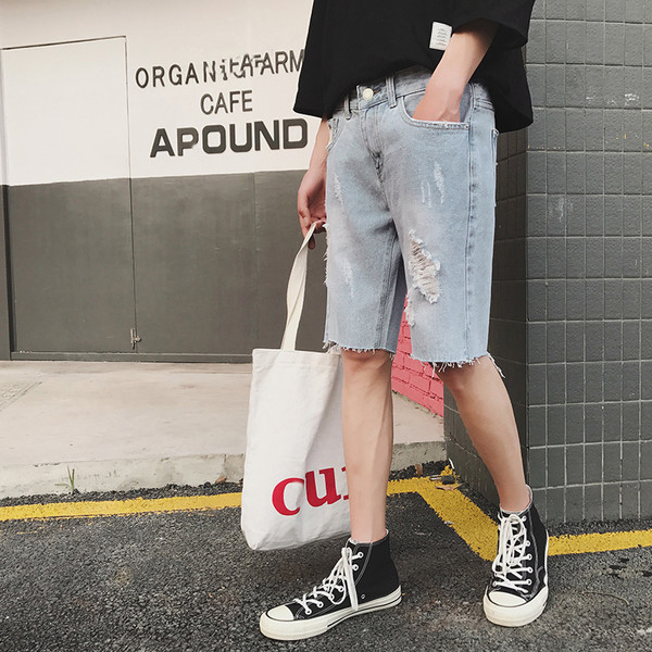 Ψιλοκομμένο μήκος αρσενικό τζιν στο κάτω από το γόνατο