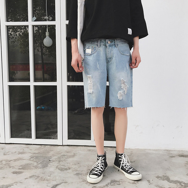 Ψιλοκομμένο μήκος αρσενικό τζιν στο κάτω από το γόνατο