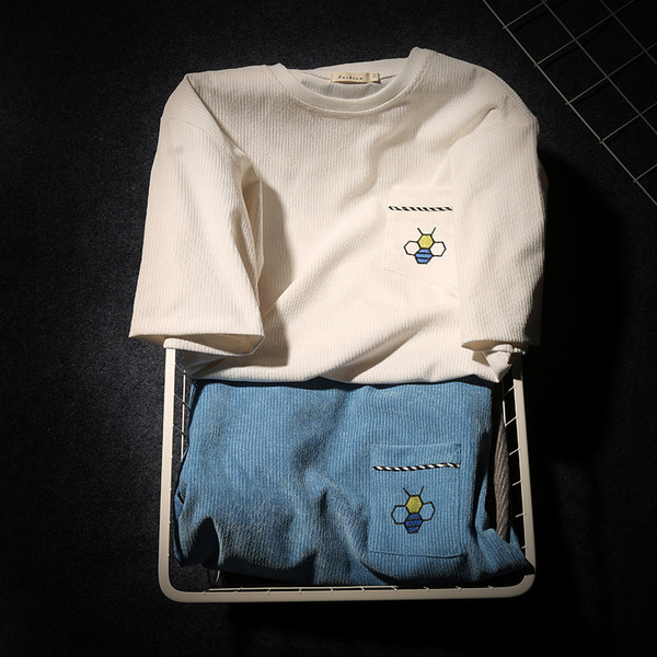 Απλό κομψό ανδρικό T-shirt με κοντά μανίκια