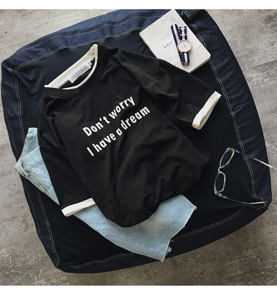 πουκάμισο του σύγχρονου ανθρώπου με ρεγκλάν μανίκια και ενδιαφέρουσα επιγραφή