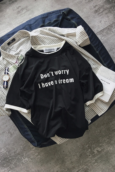 πουκάμισο του σύγχρονου ανθρώπου με ρεγκλάν μανίκια και ενδιαφέρουσα επιγραφή