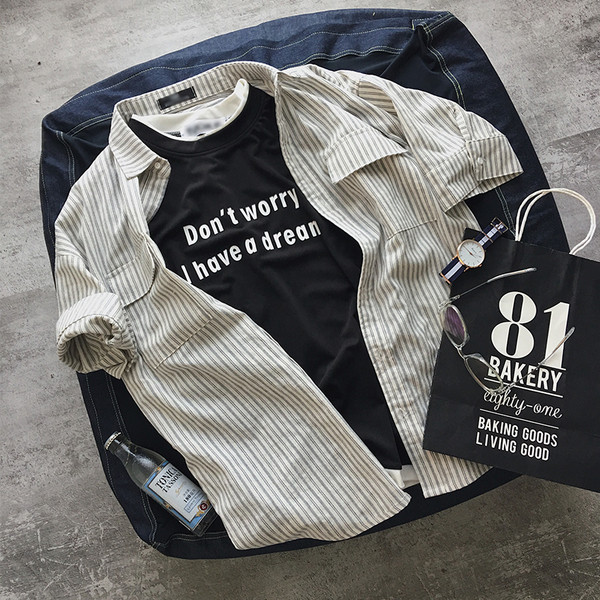 πουκάμισο του σύγχρονου ανθρώπου με ρεγκλάν μανίκια και ενδιαφέρουσα επιγραφή