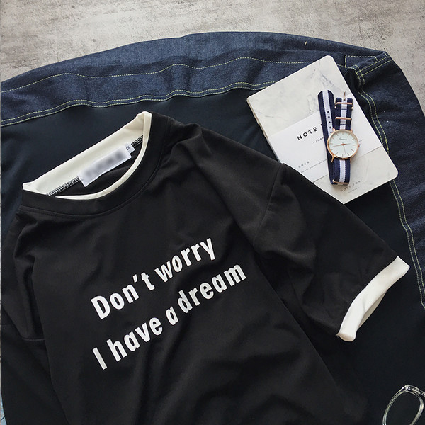 πουκάμισο του σύγχρονου ανθρώπου με ρεγκλάν μανίκια και ενδιαφέρουσα επιγραφή