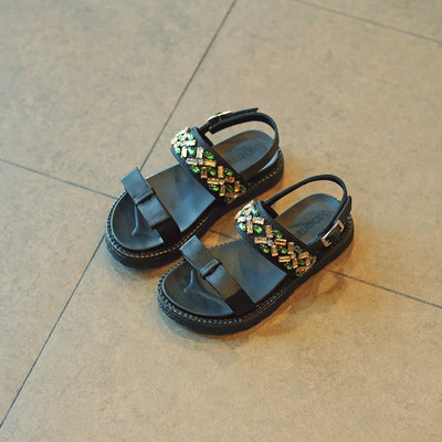 Πολύ άνετα και όμορφα σανδάλια για το κορίτσι