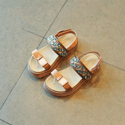 Πολύ άνετα και όμορφα σανδάλια για το κορίτσι