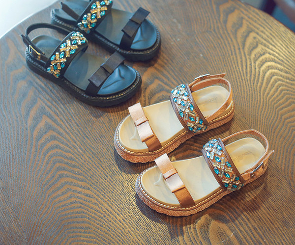 Πολύ άνετα και όμορφα σανδάλια για το κορίτσι