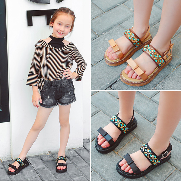 Πολύ άνετα και όμορφα σανδάλια για το κορίτσι