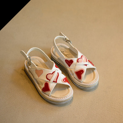 σανδάλια Sweet των παιδιών για τα κορίτσια σε μαύρο και άσπρο, διακοσμημένο με καρδιές