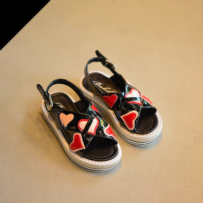 σανδάλια Sweet των παιδιών για τα κορίτσια σε μαύρο και άσπρο, διακοσμημένο με καρδιές