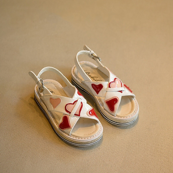 σανδάλια Sweet των παιδιών για τα κορίτσια σε μαύρο και άσπρο, διακοσμημένο με καρδιές