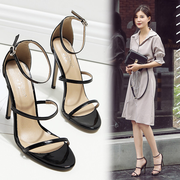 ψηλοτάκουνα παπούτσια υπαλλήλων των γυναικών με ιμάντες σε μαύρο και μπεζ