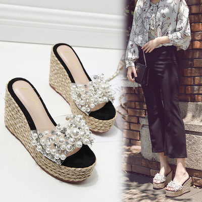 Γυναικείες παντόφλες με ψηλή πλατφόρμα και μαργαριτάρια σε λευκό και μαύρο χρώμα