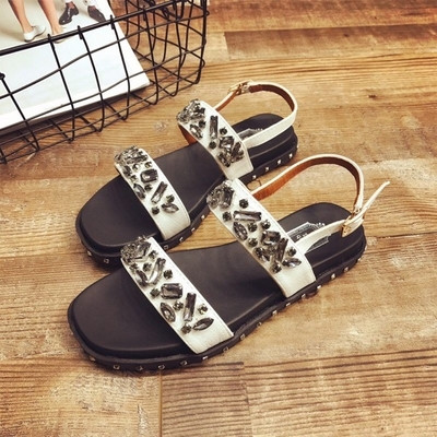 Οι γυναίκες σανδάλια σε μαύρο και άσπρο με πέτρες διακόσμηση