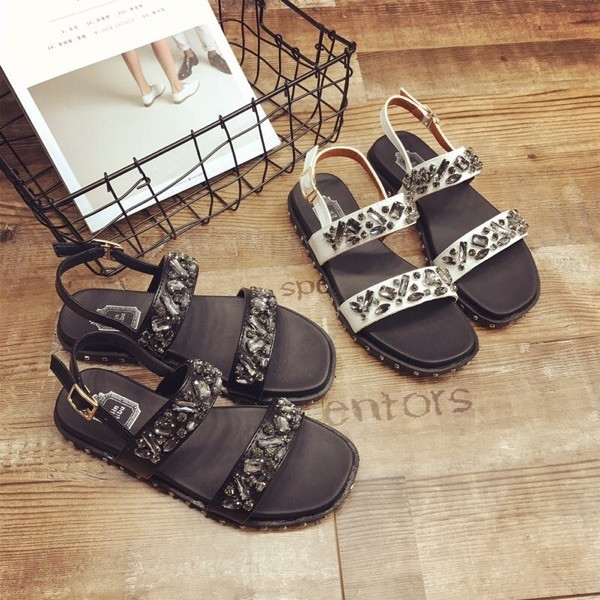 Οι γυναίκες σανδάλια σε μαύρο και άσπρο με πέτρες διακόσμηση