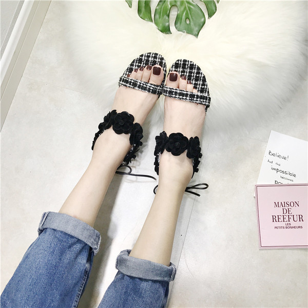 Κομψό κυρίες σανδάλια κουτί με λουλούδια