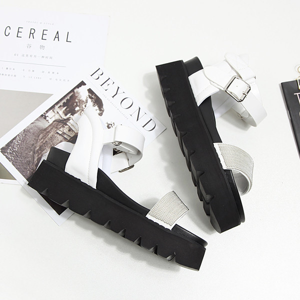 Κομψό κυρίες σανδάλια για ελαφριά πλατφόρμα σε μαύρο και άσπρο