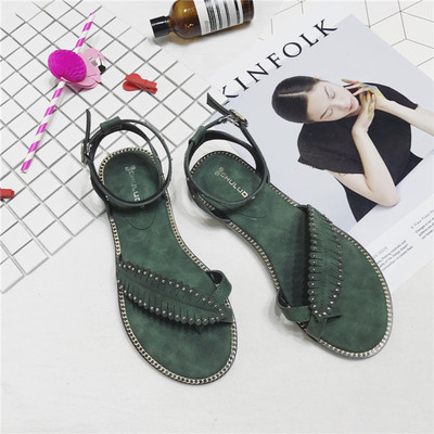 Οι γυναίκες σανδάλια με ένα λουρί σχήματος διακόσμηση φύλλων και μεταλλικά στοιχεία