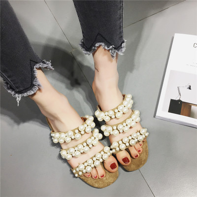 Γυναικείες casual παντόφλες με πολλά μαργαριτάρια είναι μπεζ και μαύρο