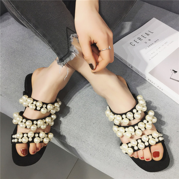 Γυναικείες casual παντόφλες με πολλά μαργαριτάρια είναι μπεζ και μαύρο