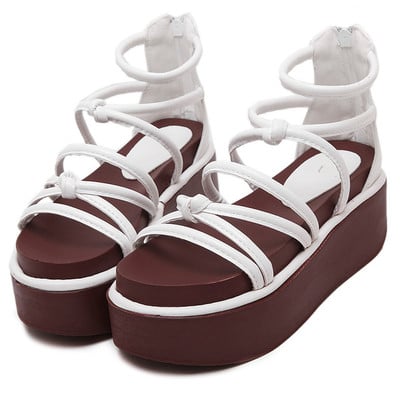 Κομψό κυρίες σανδάλια με λουριά σε μαύρο και βολική πλατφόρμα